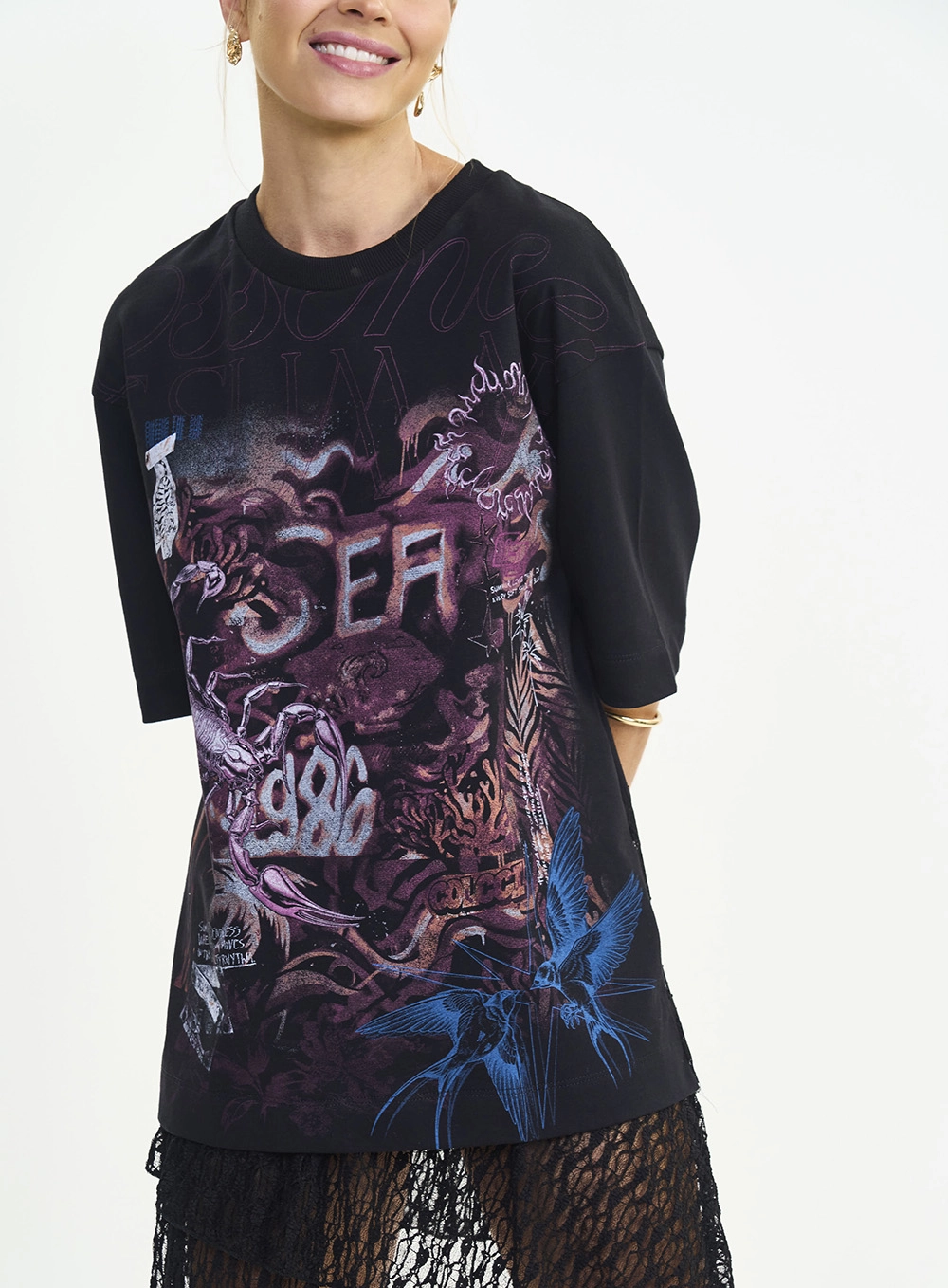 Camiseta Ampla Reta Barra Traseira Com Renda Preto