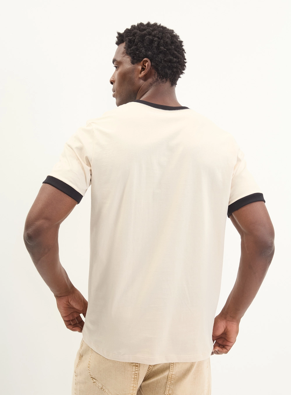 Camiseta Masculina Slim Estampada Com Contrastes Bege