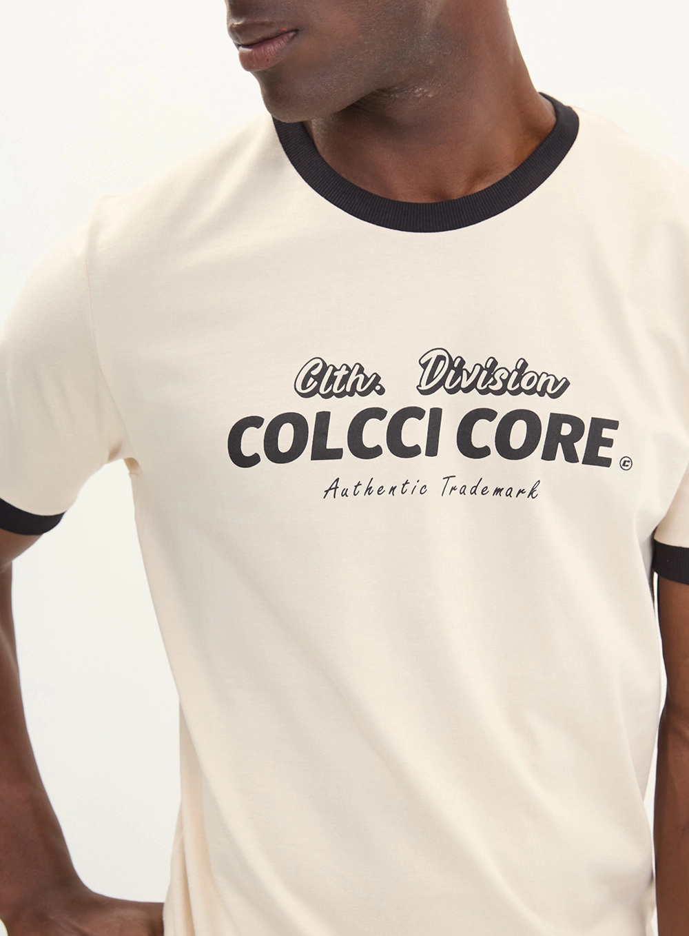 Camiseta Masculina Slim Estampada Com Contrastes Bege