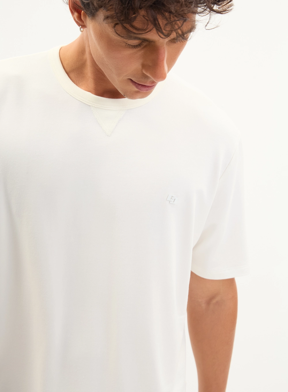 Camiseta Masculina Básica - Relax Fit Off Shell