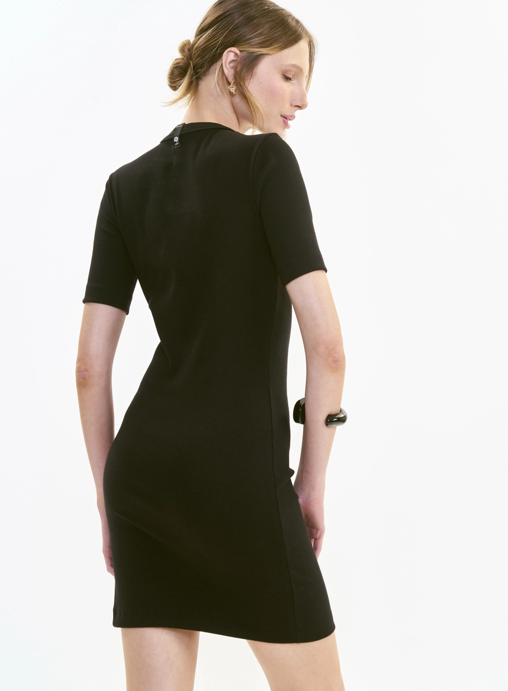 Vestido Curto Justo Canelado Mangas Curtas Preto
