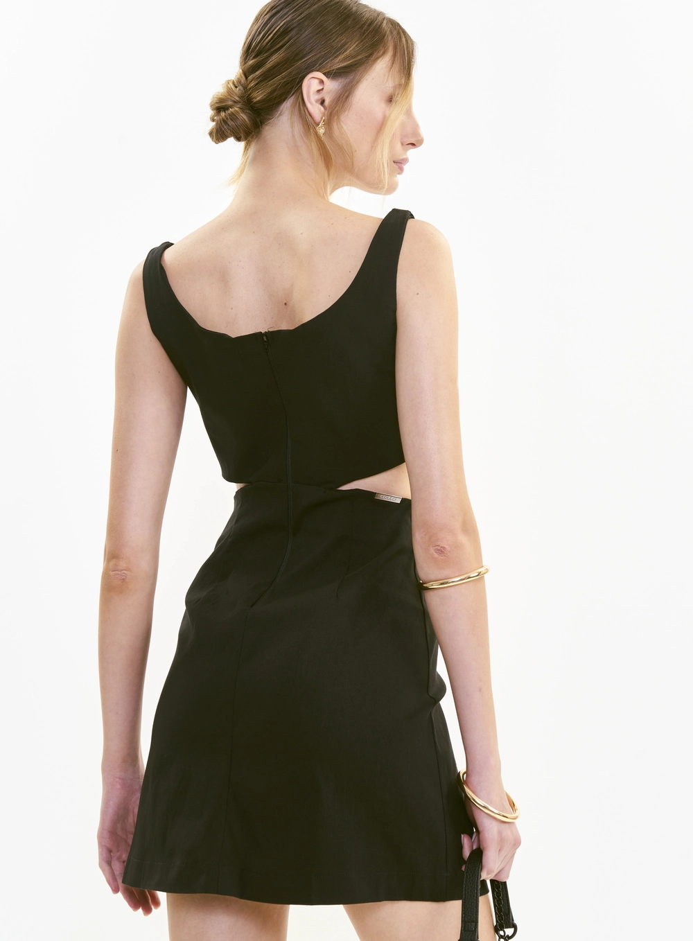 Vestido Curto Slim De Alças Largas Cintura Vazada Preto