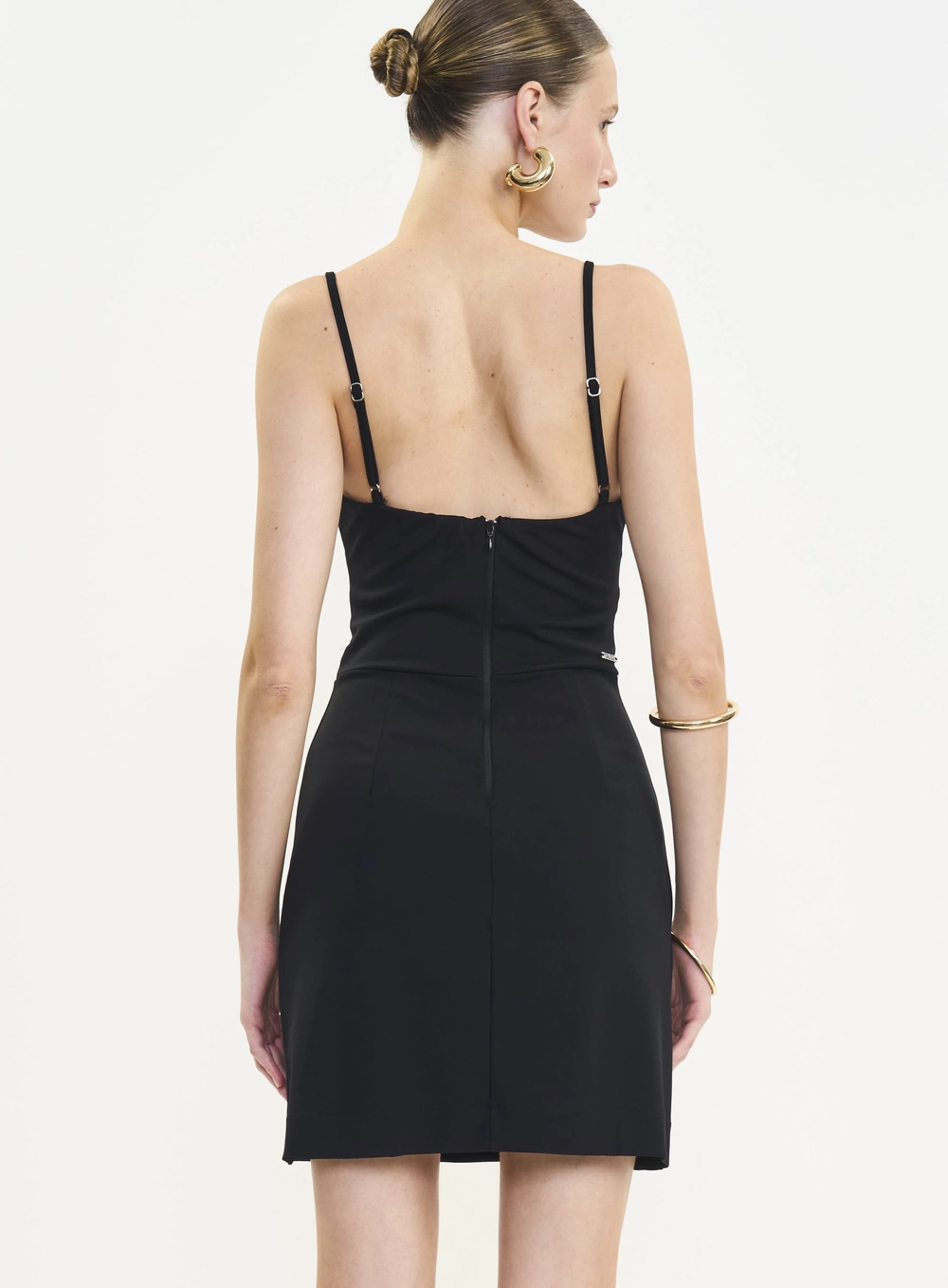 Vestido Curto Comfort Com Recortes Frontais Preto