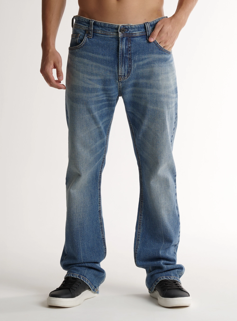 Calça Jeans Ajustada Com Abertura Na Barra Lennon Índigo