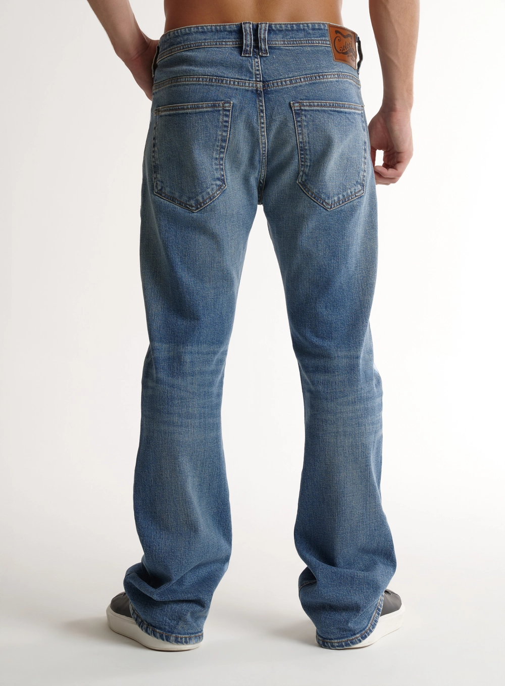 Calça Jeans Ajustada Com Abertura Na Barra Lennon Índigo