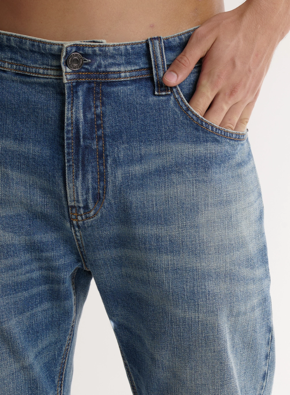 Calça Jeans Ajustada Com Abertura Na Barra Lennon Índigo