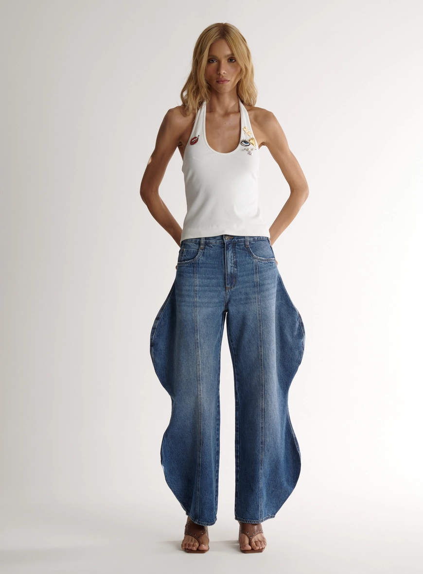 Calça Jeans Sculptural Com Volumes Laterais