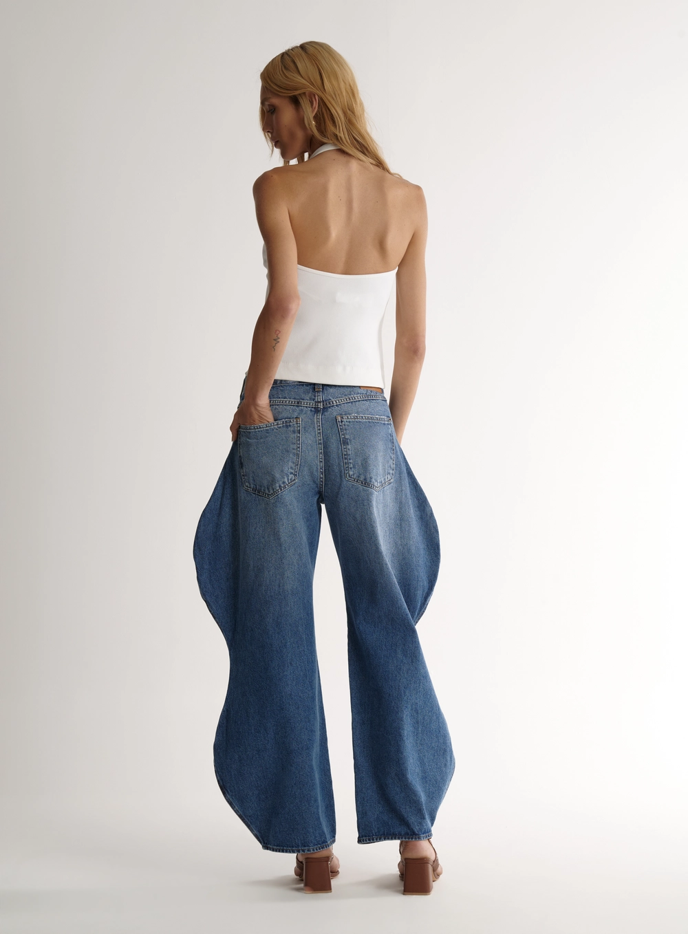 Calça Jeans Sculptural Com Volumes Laterais Índigo