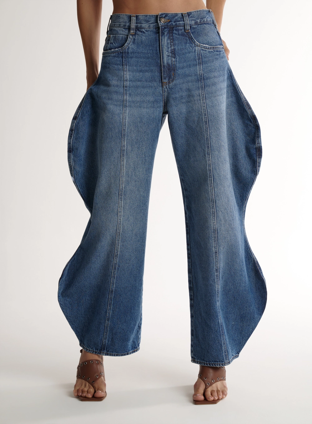 Calça Jeans Sculptural Com Volumes Laterais Índigo