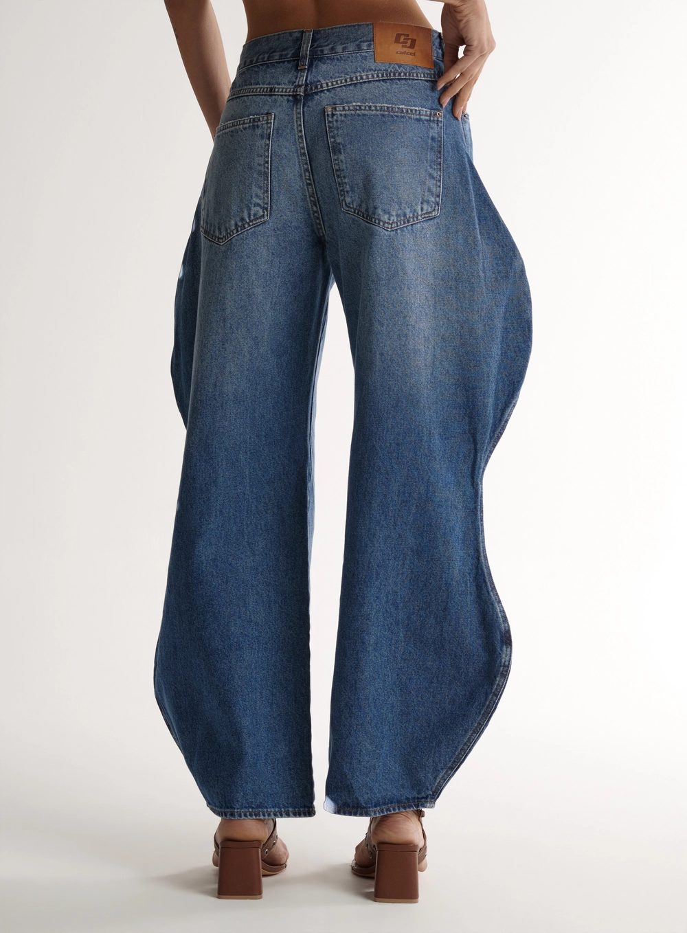 Calça Jeans Sculptural Com Volumes Laterais Índigo