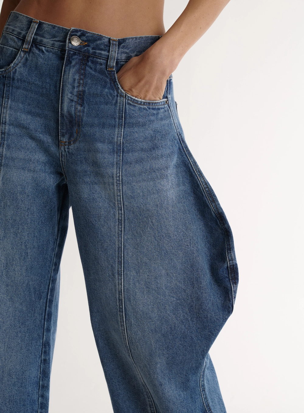 Calça Jeans Sculptural Com Volumes Laterais Índigo