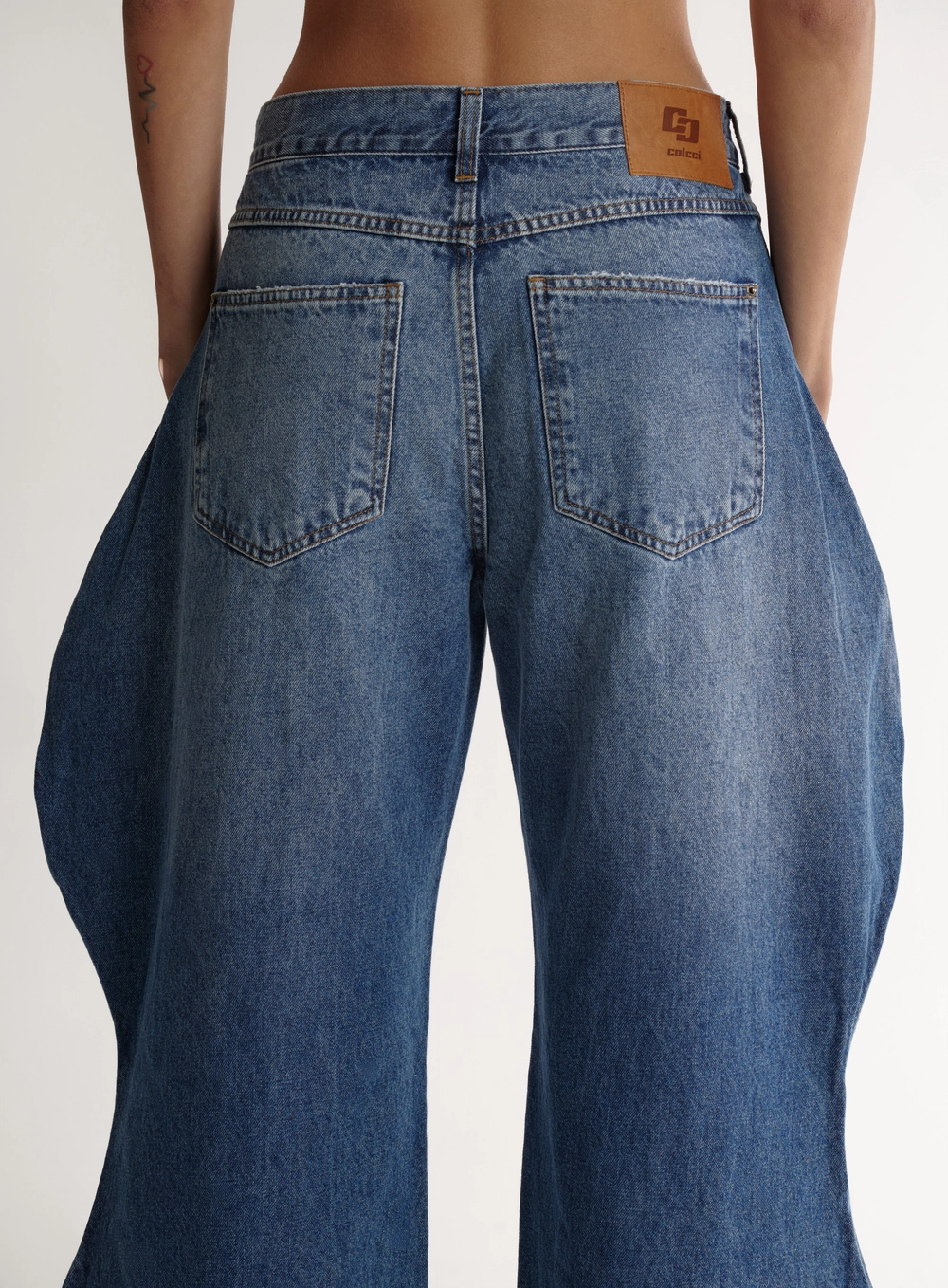 Calça Jeans Sculptural Com Volumes Laterais Índigo