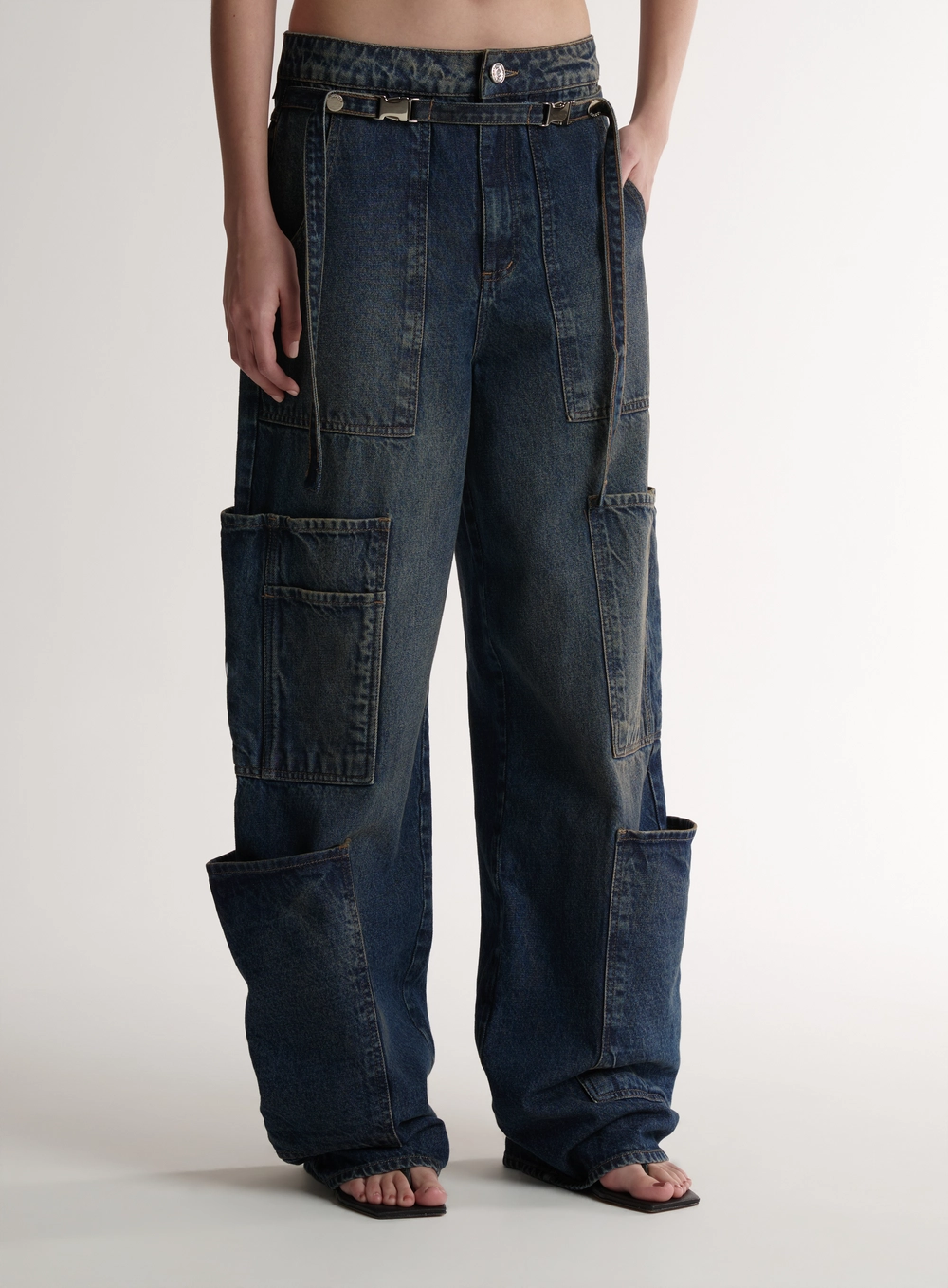 Calça Jeans Wide Leg Cargo Com Fivelas - Bruna Low Índigo