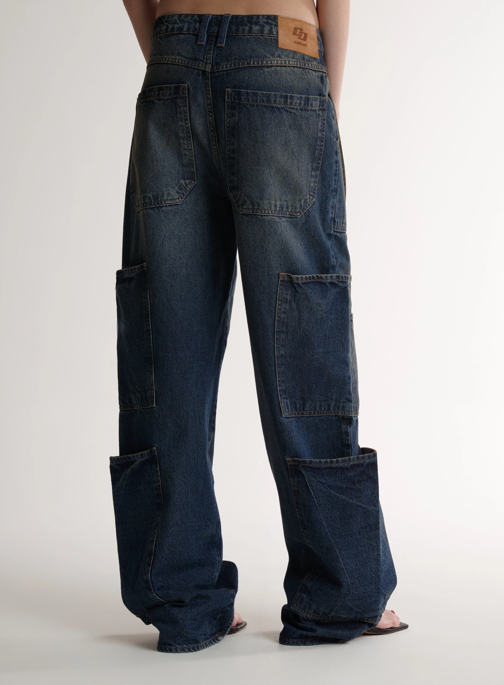 Calça Jeans Wide Leg Cargo Com Fivelas - Bruna Low Índigo