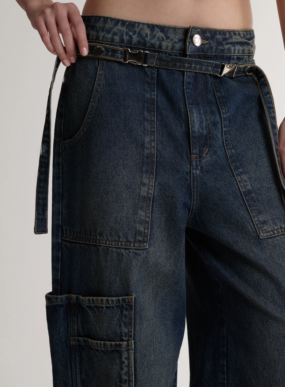 Calça Jeans Wide Leg Cargo Com Fivelas - Bruna Low Índigo