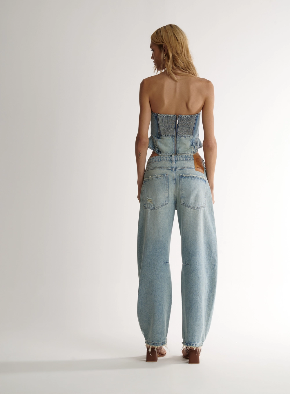 Calça Jeans Barril Ampla Com Pins E Rasgos Índigo