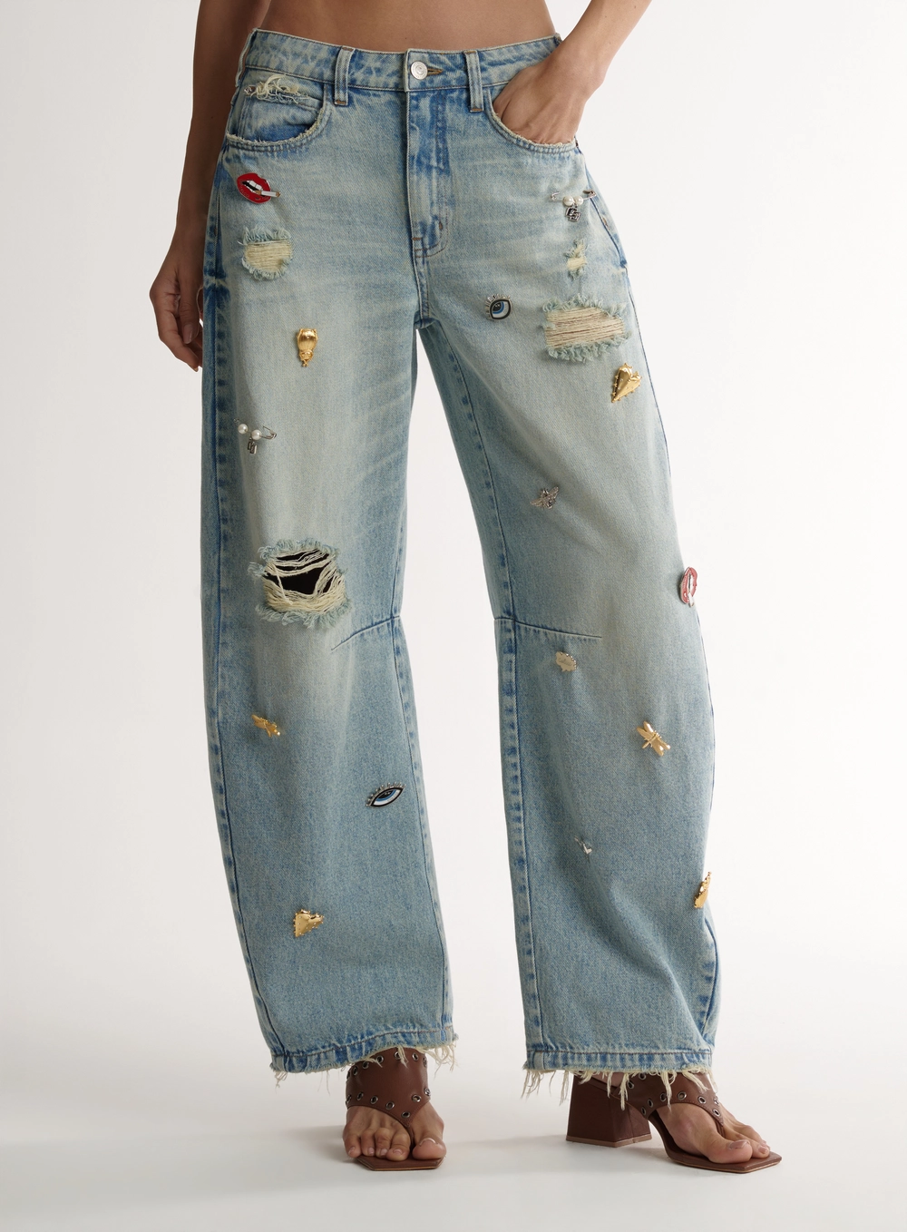 Calça Jeans Barril Ampla Com Pins E Rasgos Índigo