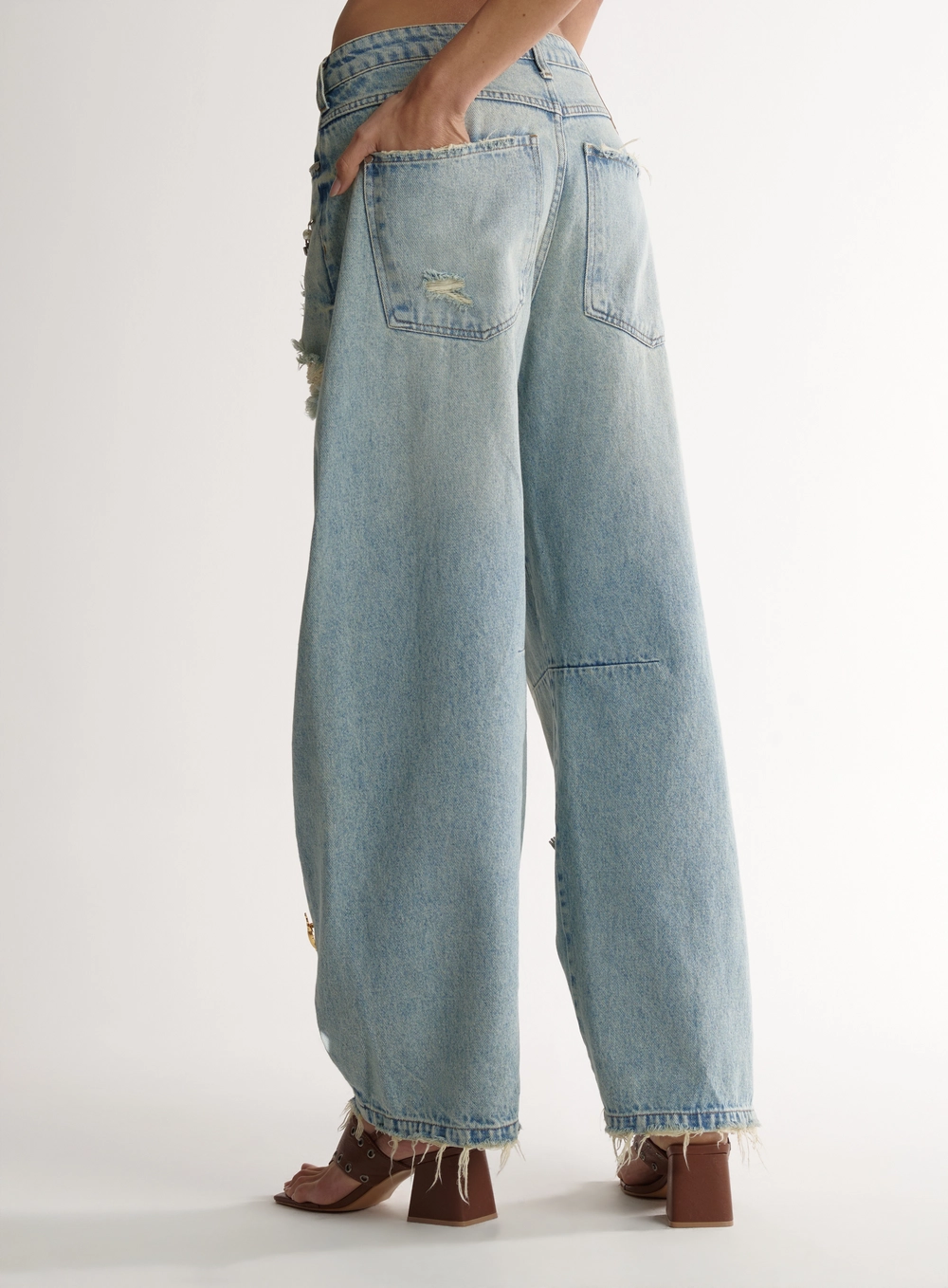 Calça Jeans Barril Ampla Com Pins E Rasgos Índigo