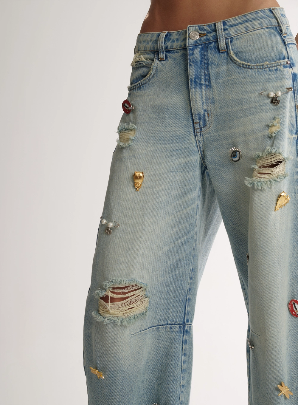 Calça Jeans Barril Ampla Com Pins E Rasgos Índigo