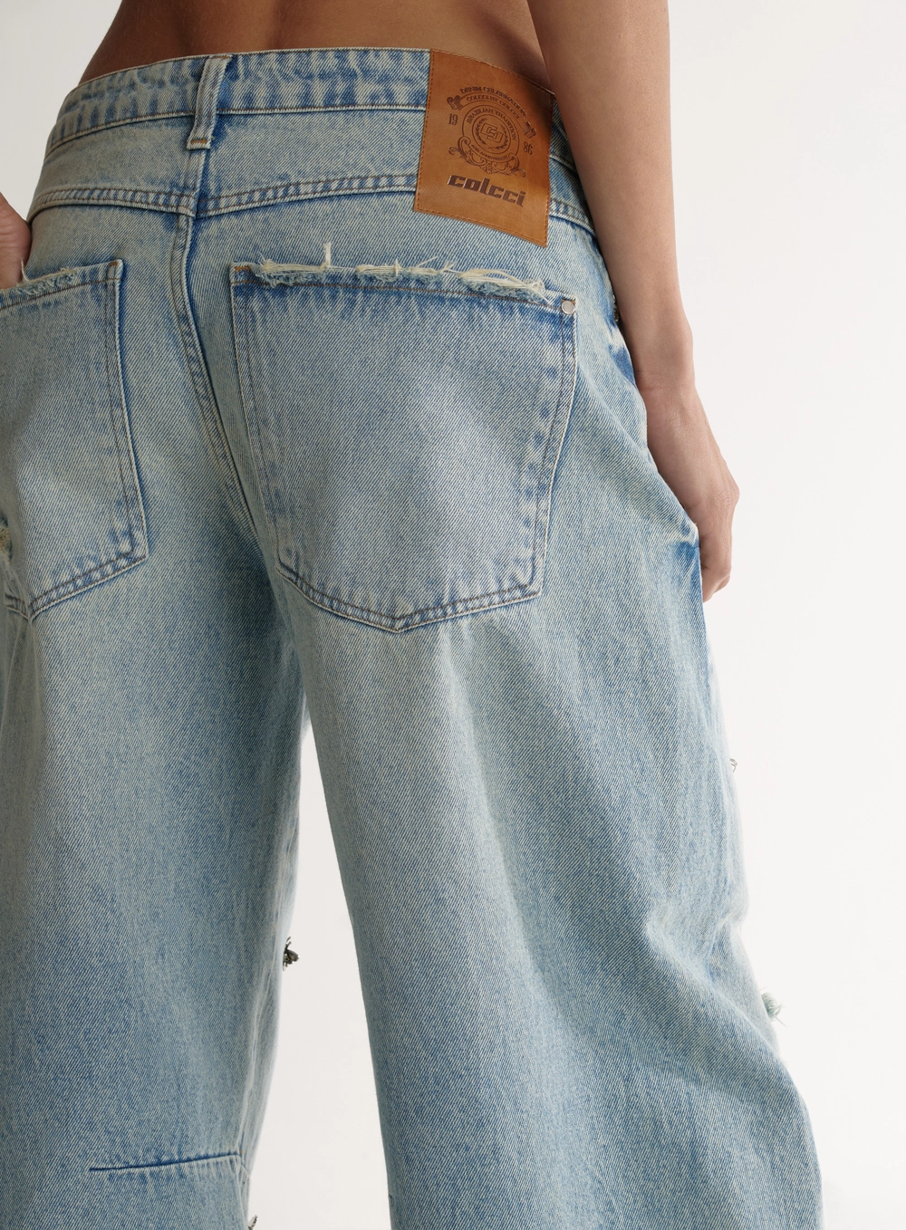 Calça Jeans Barril Ampla Com Pins E Rasgos Índigo