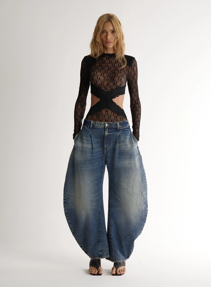 Calça Jeans Barril Sculptural Com Pregas
