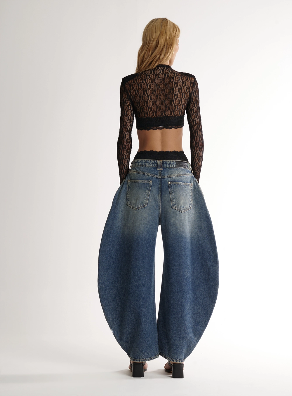 Calça Jeans Barril Sculptural Com Pregas Índigo