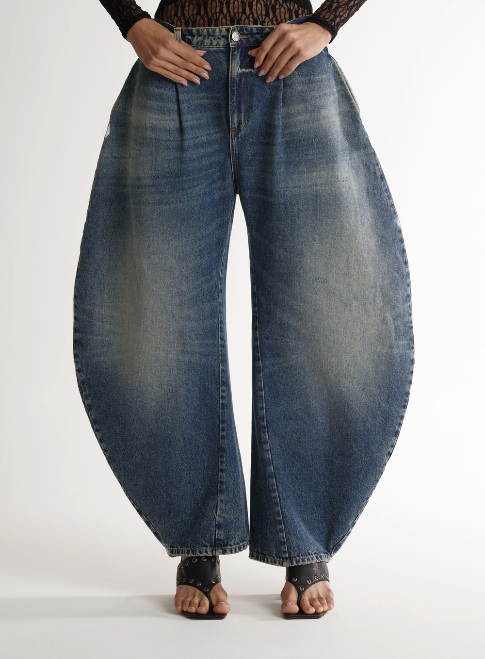 Calça Jeans Barril Sculptural Com Pregas Índigo