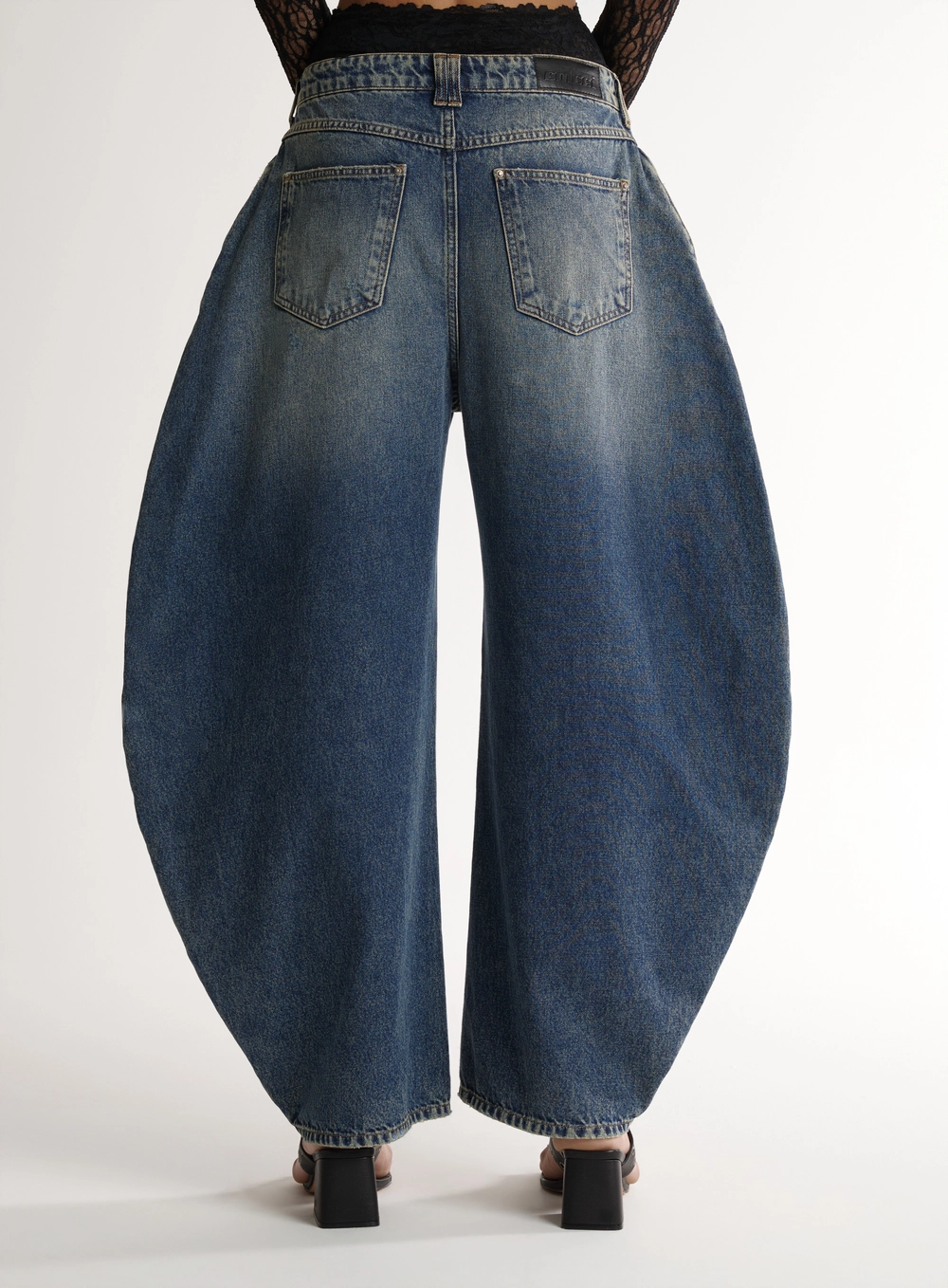Calça Jeans Barril Sculptural Com Pregas Índigo