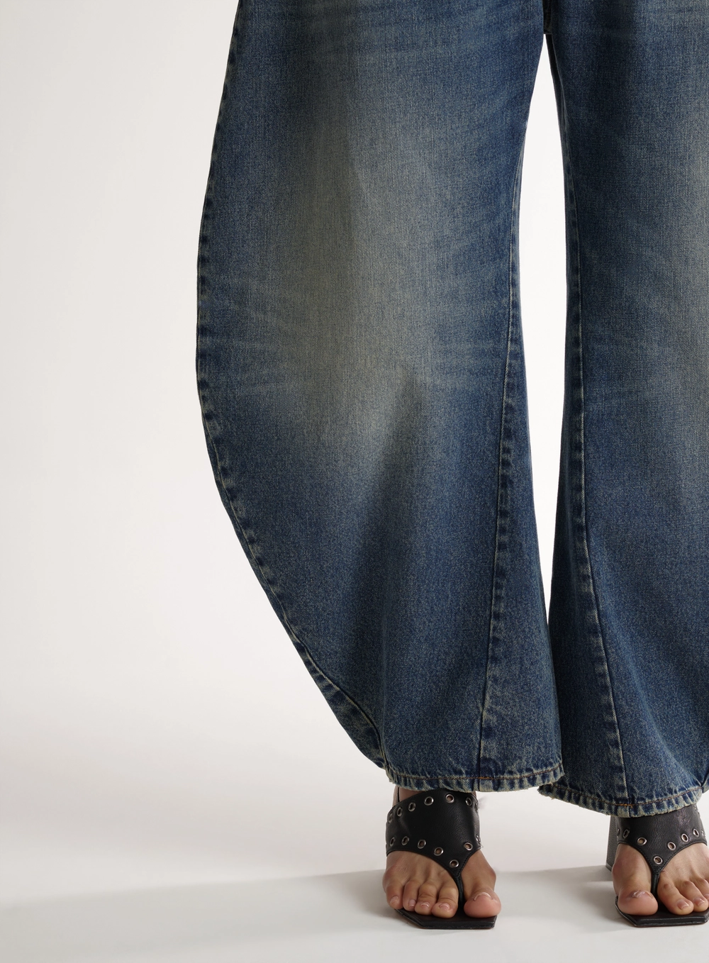 Calça Jeans Barril Sculptural Com Pregas Índigo