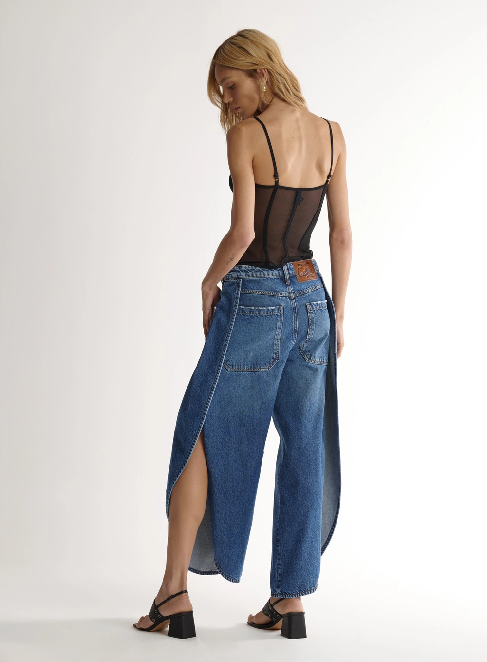 Calça Feminina Jeans Sculptural Com Fendas Índigo