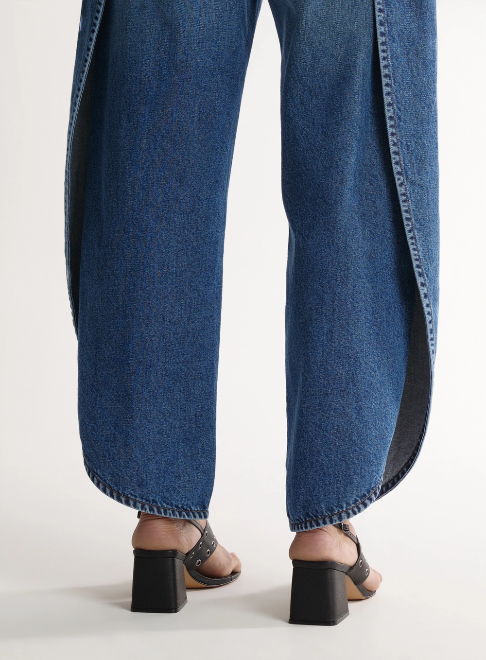 Calça Feminina Jeans Sculptural Com Fendas Índigo
