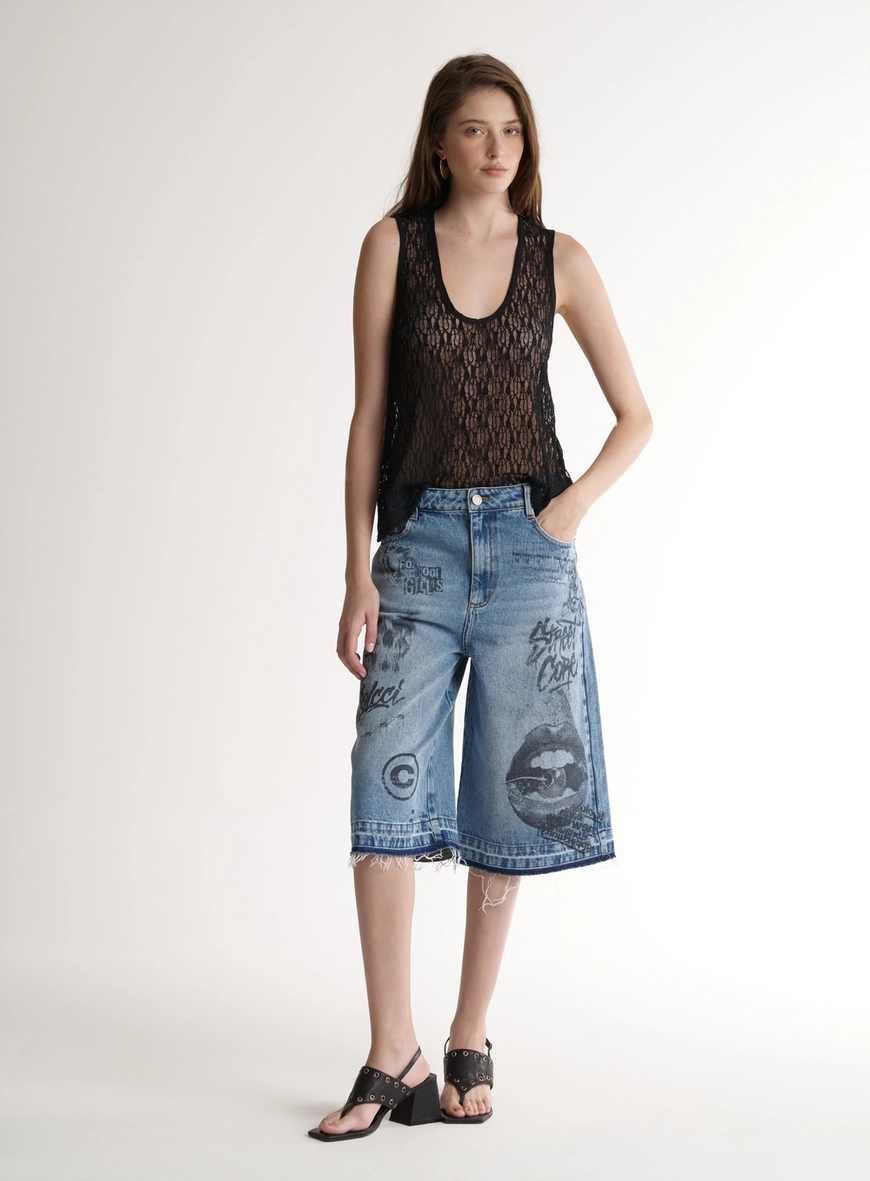 Bermuda Jeans Alongada Com Estampa E Desfiado Gigi