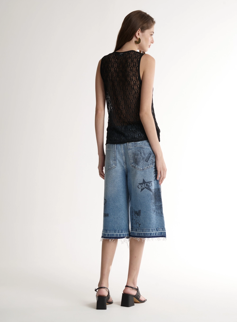 Bermuda Jeans Alongada Com Estampa E Desfiado Gigi Índigo