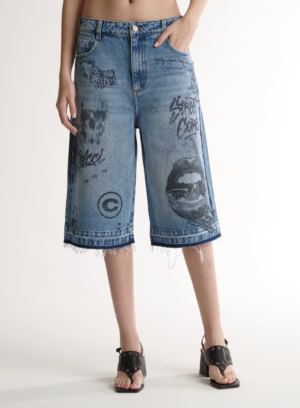 Bermuda Jeans Alongada Com Estampa E Desfiado Gigi Índigo