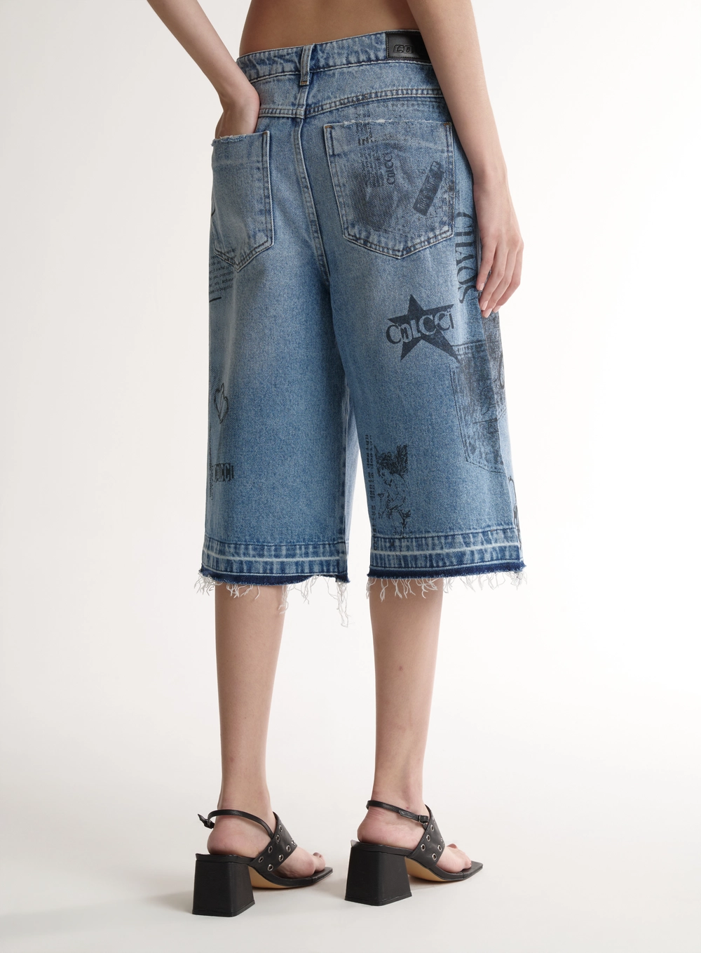 Bermuda Jeans Alongada Com Estampa E Desfiado Gigi Índigo