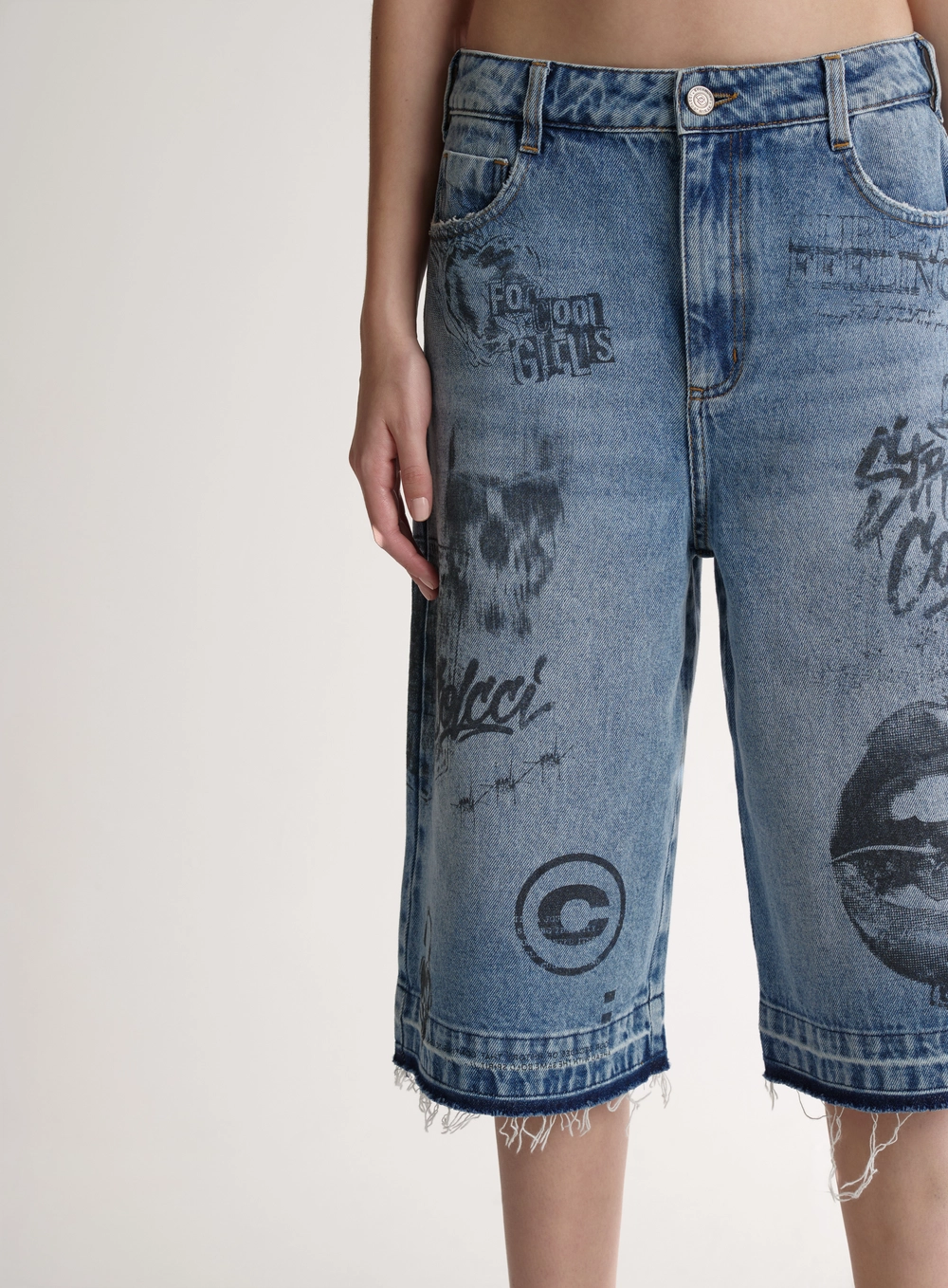 Bermuda Jeans Alongada Com Estampa E Desfiado Gigi Índigo