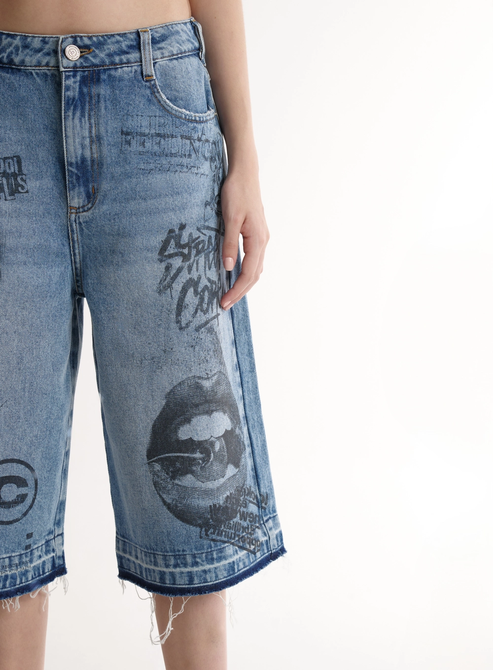 Bermuda Jeans Alongada Com Estampa E Desfiado Gigi Índigo