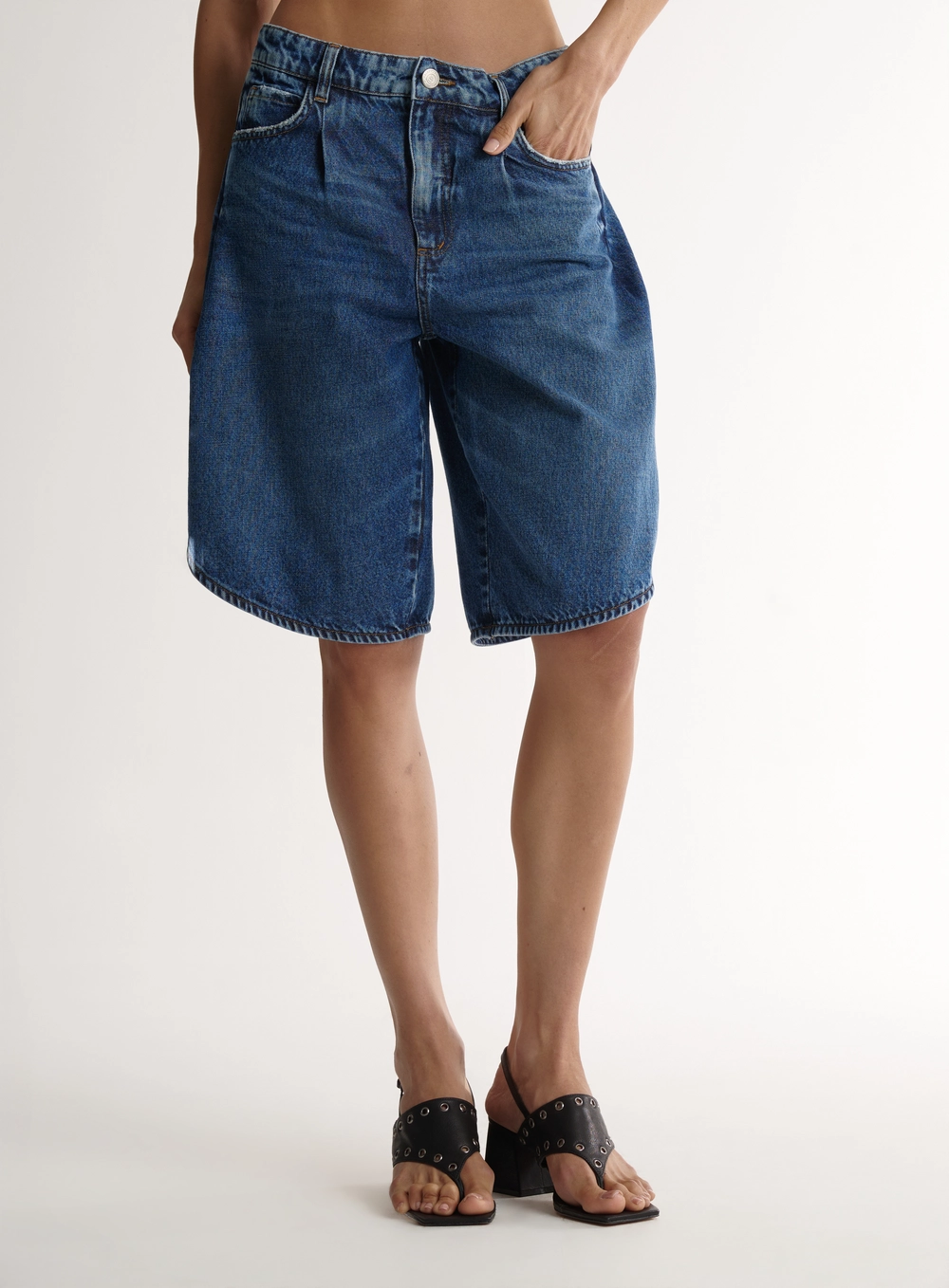 Bermuda Jeans Sculptural Com Fendas Feminina Índigo