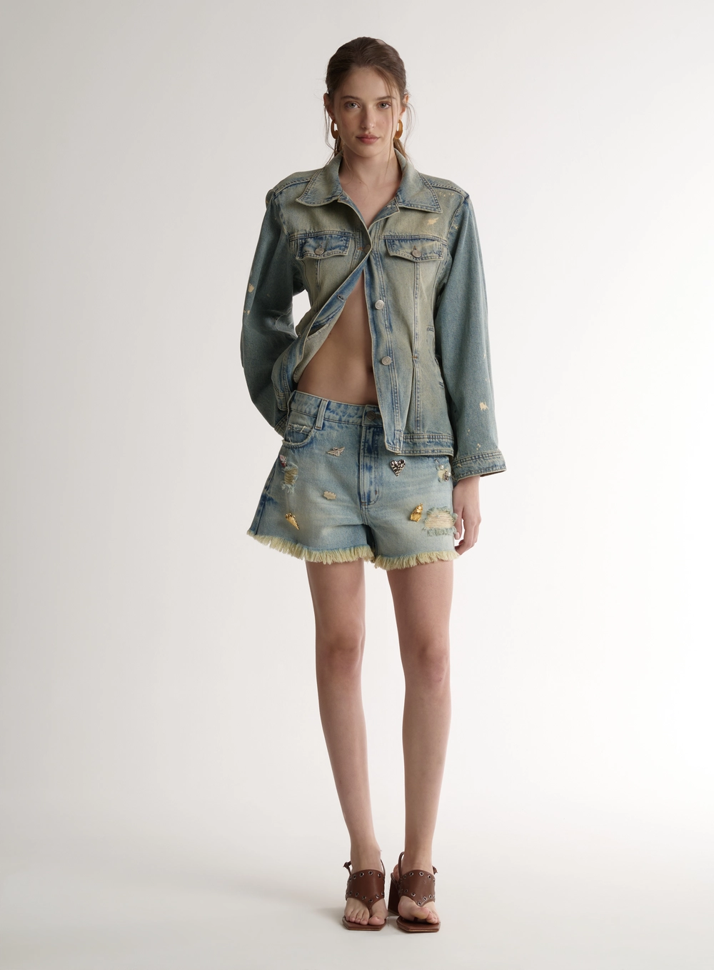 Short Jeans Curto Com Pins E Desfiados Gigi Índigo