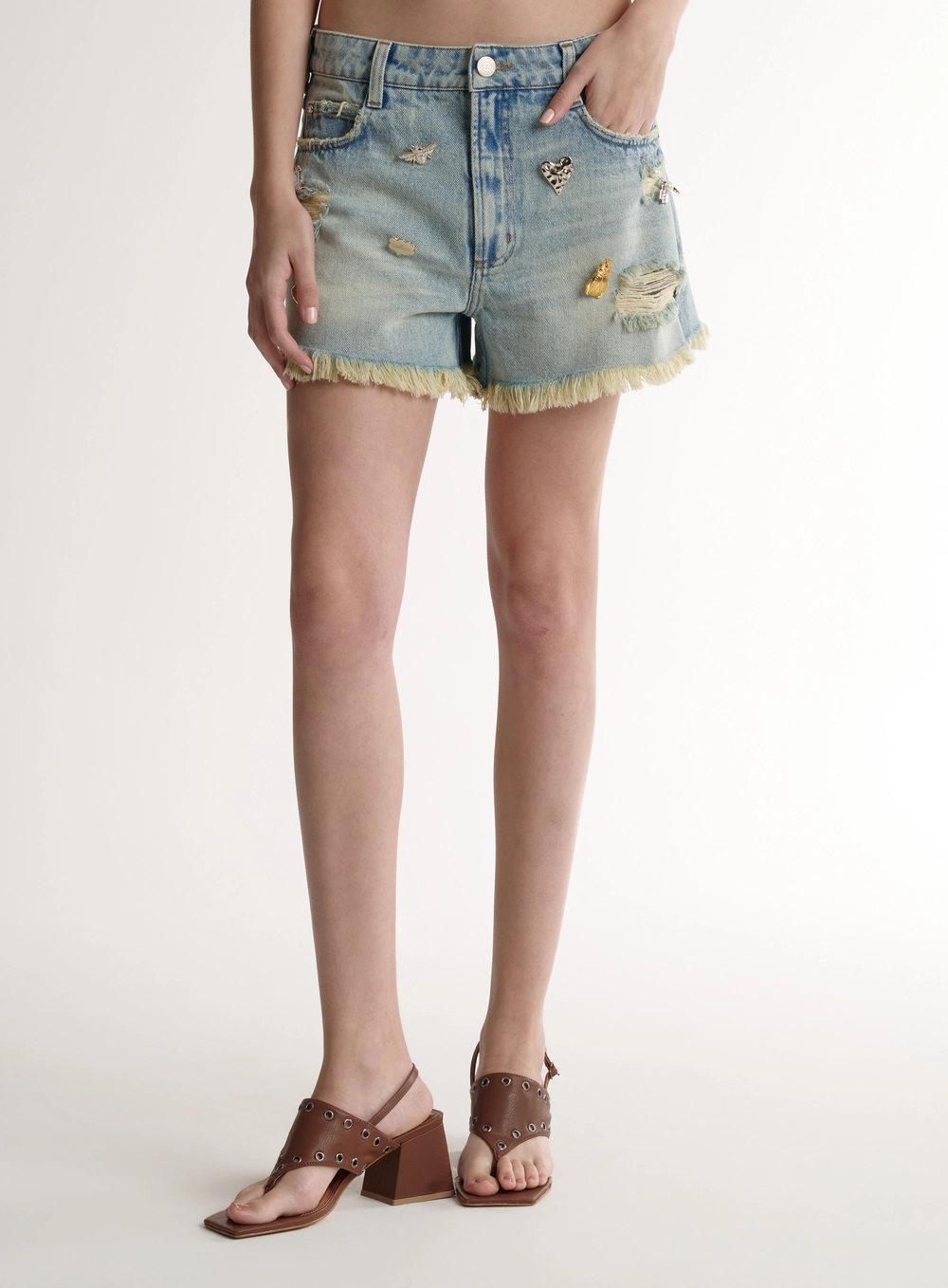 Short Jeans Curto Com Pins E Desfiados Gigi Índigo