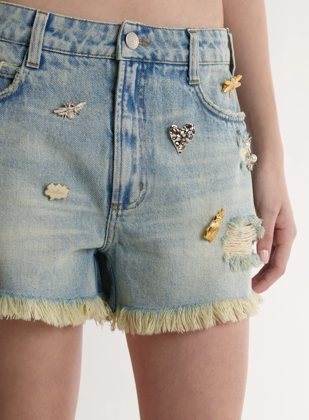 Short Jeans Curto Com Pins E Desfiados Gigi Índigo