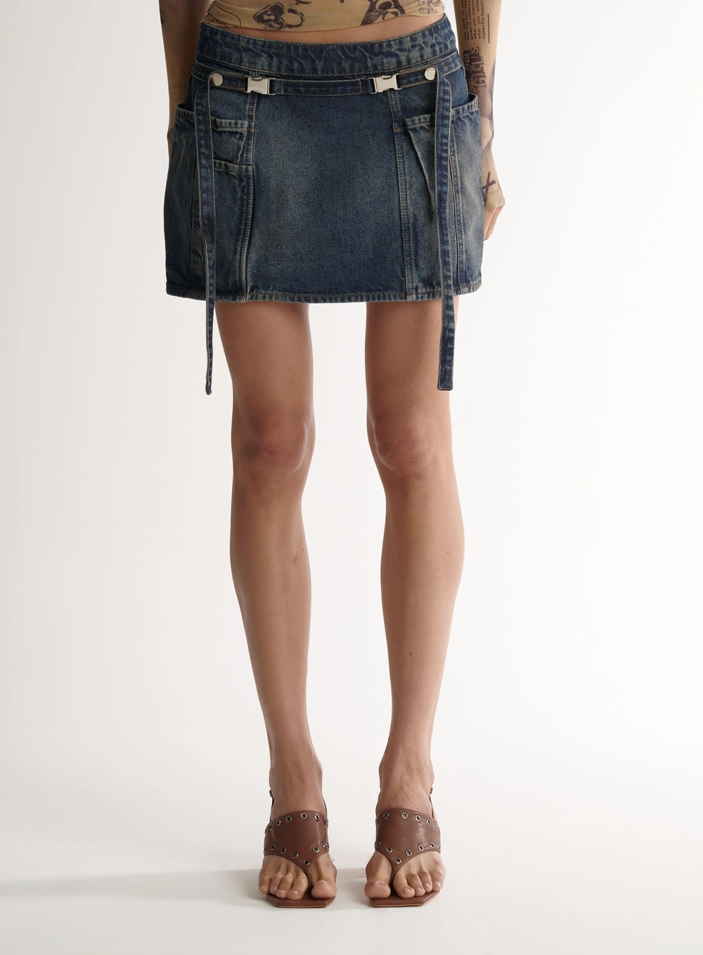 Saia Curta Jeans Utilitária Com Fivelas - Gigi Índigo
