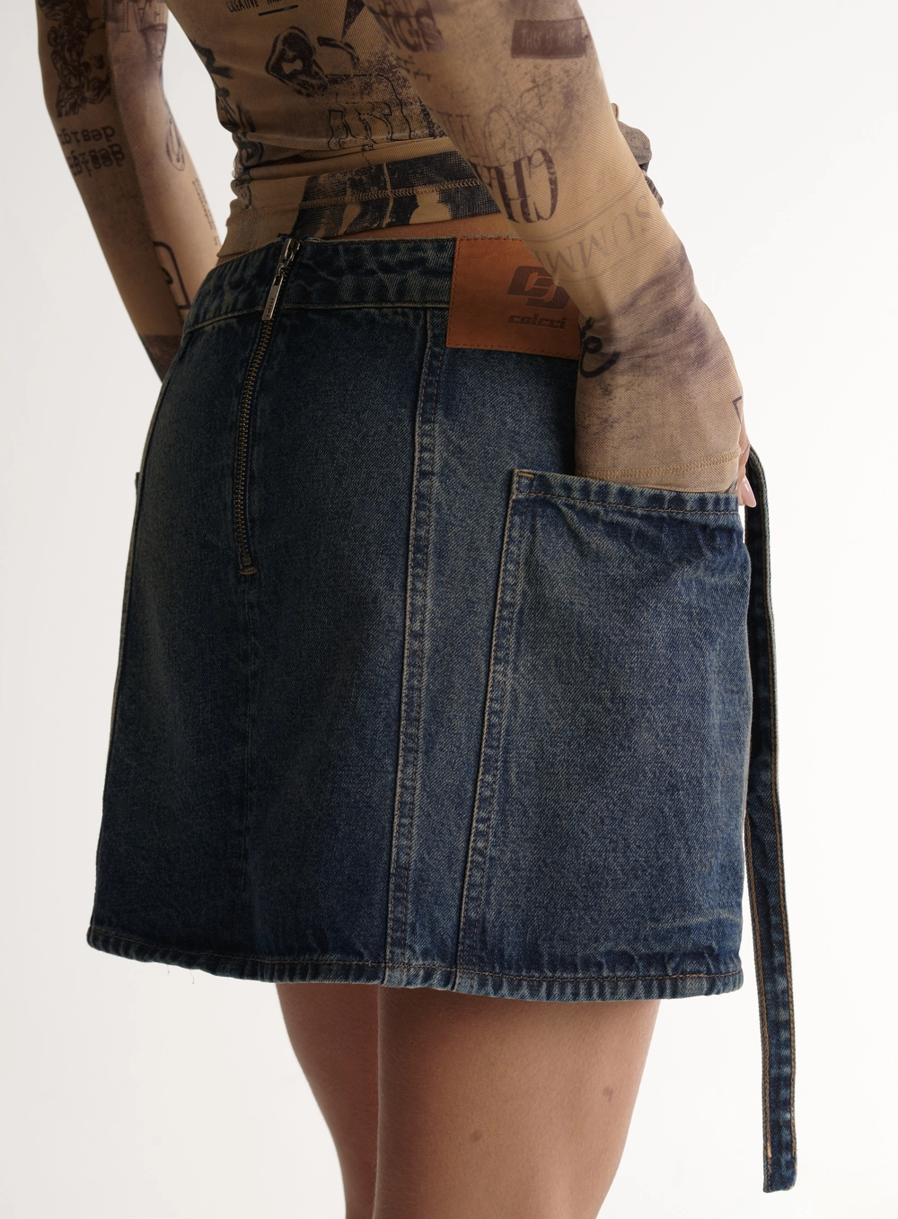 Saia Curta Jeans Utilitária Com Fivelas - Gigi Índigo