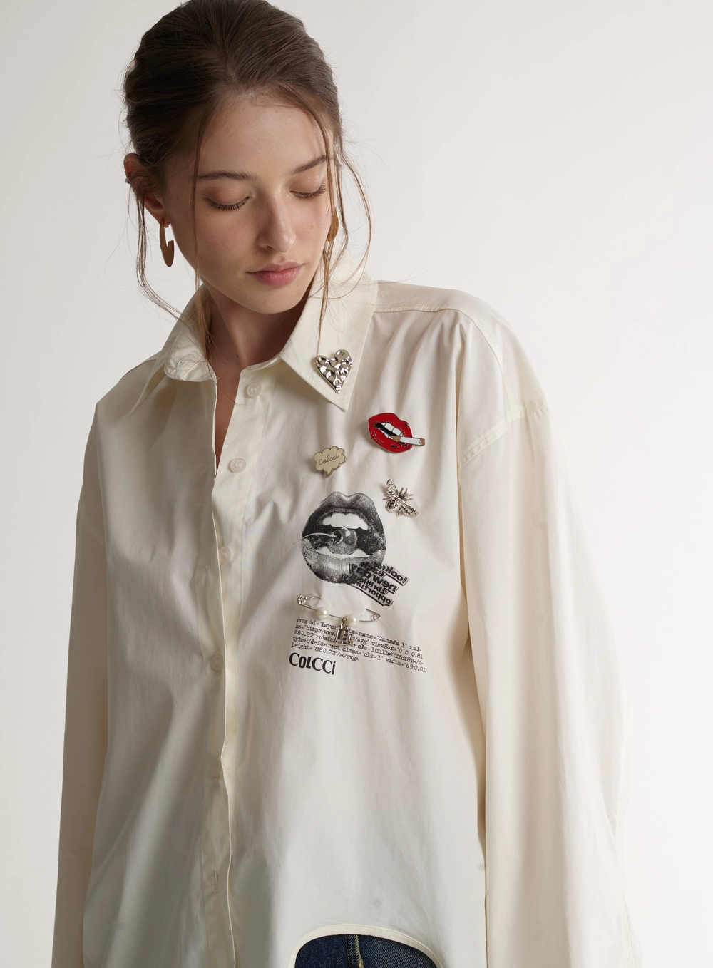 Camisa Feminina Oversized Com Estampa E Broches Off Shell
