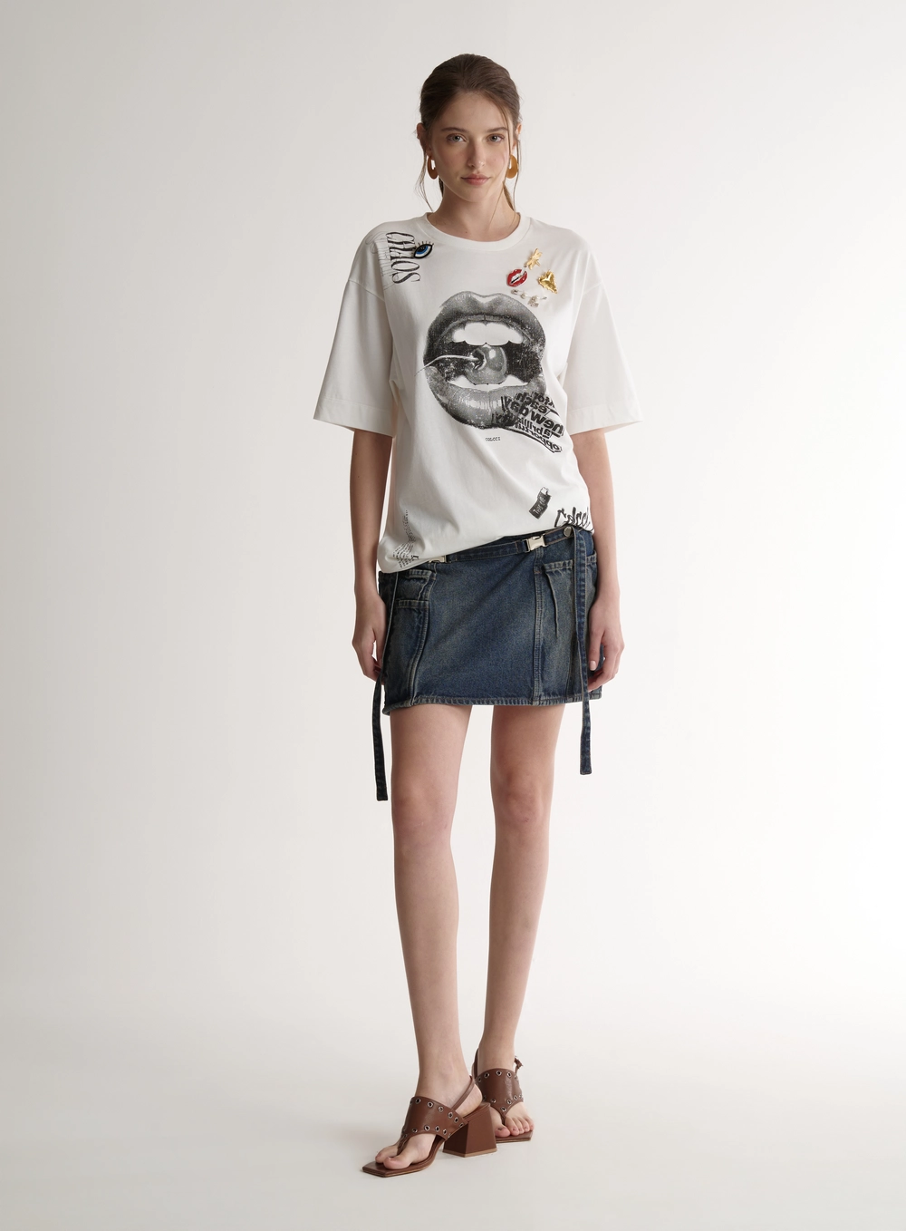 Camiseta Feminina Com Estampa E Broches Off Shell