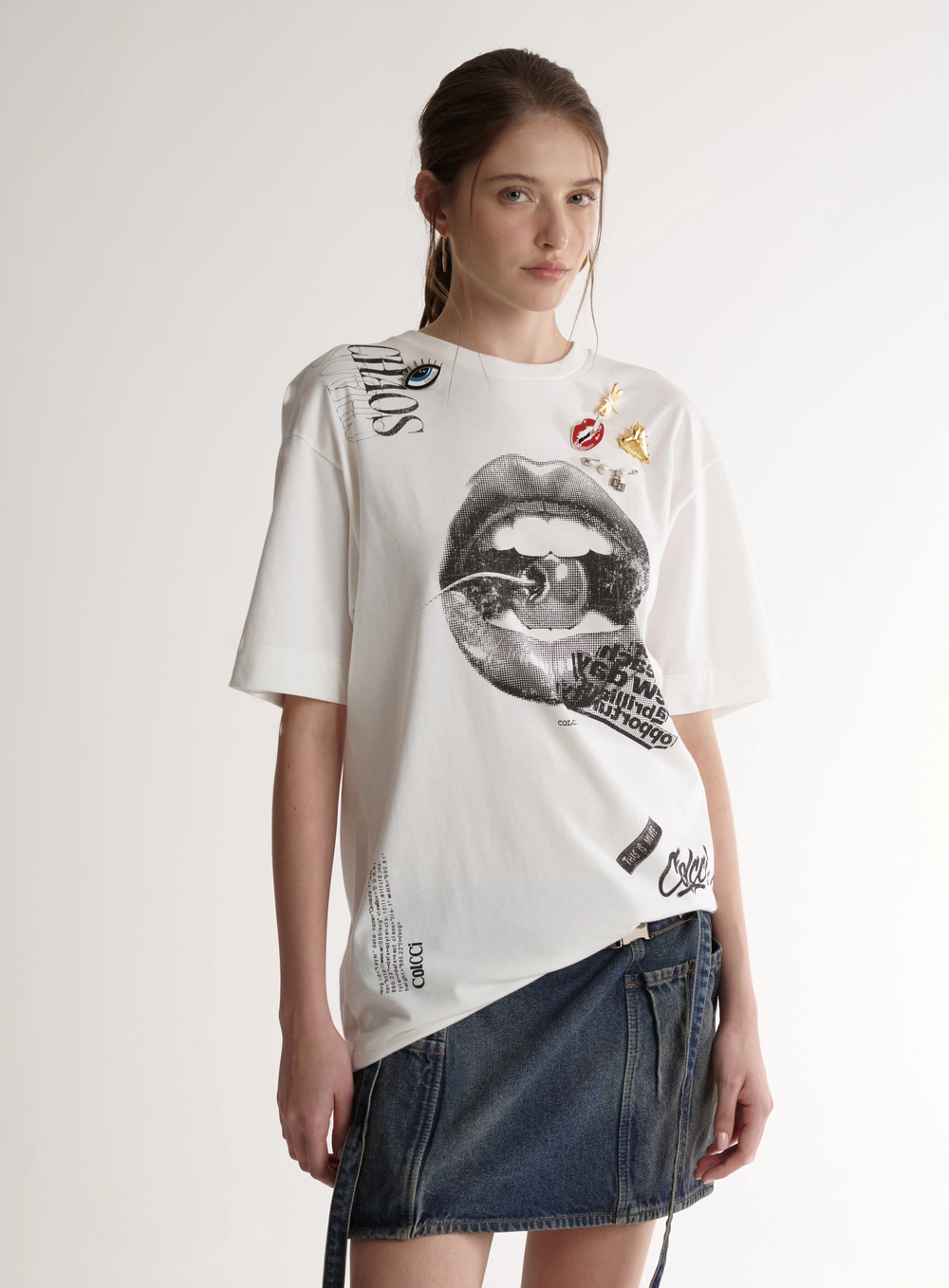Camiseta Feminina Com Estampa E Broches Off Shell