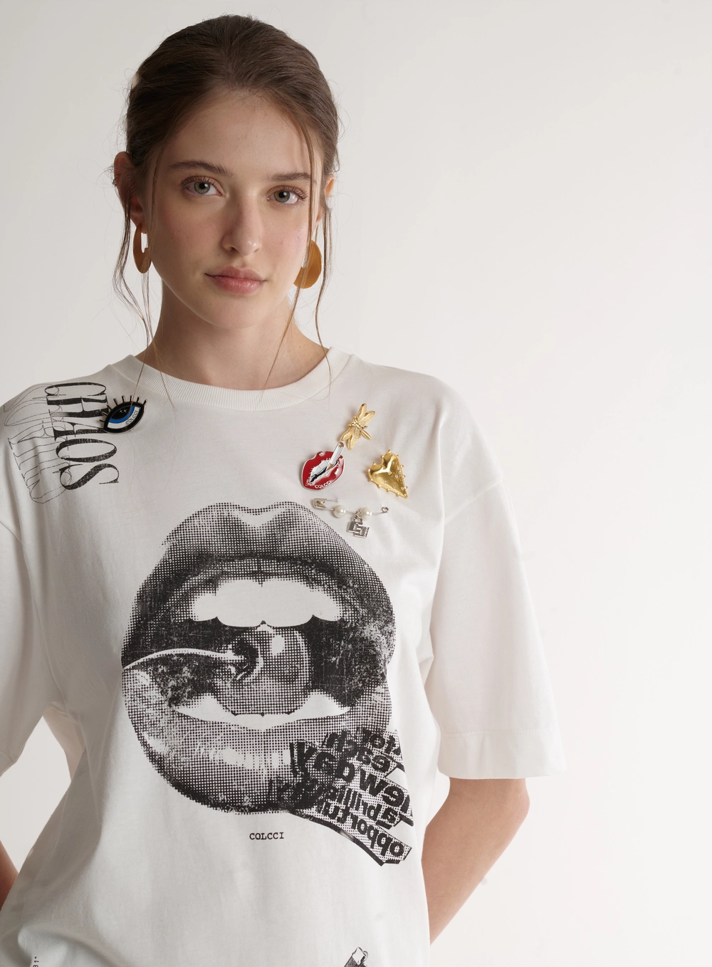 Camiseta Feminina Com Estampa E Broches Off Shell