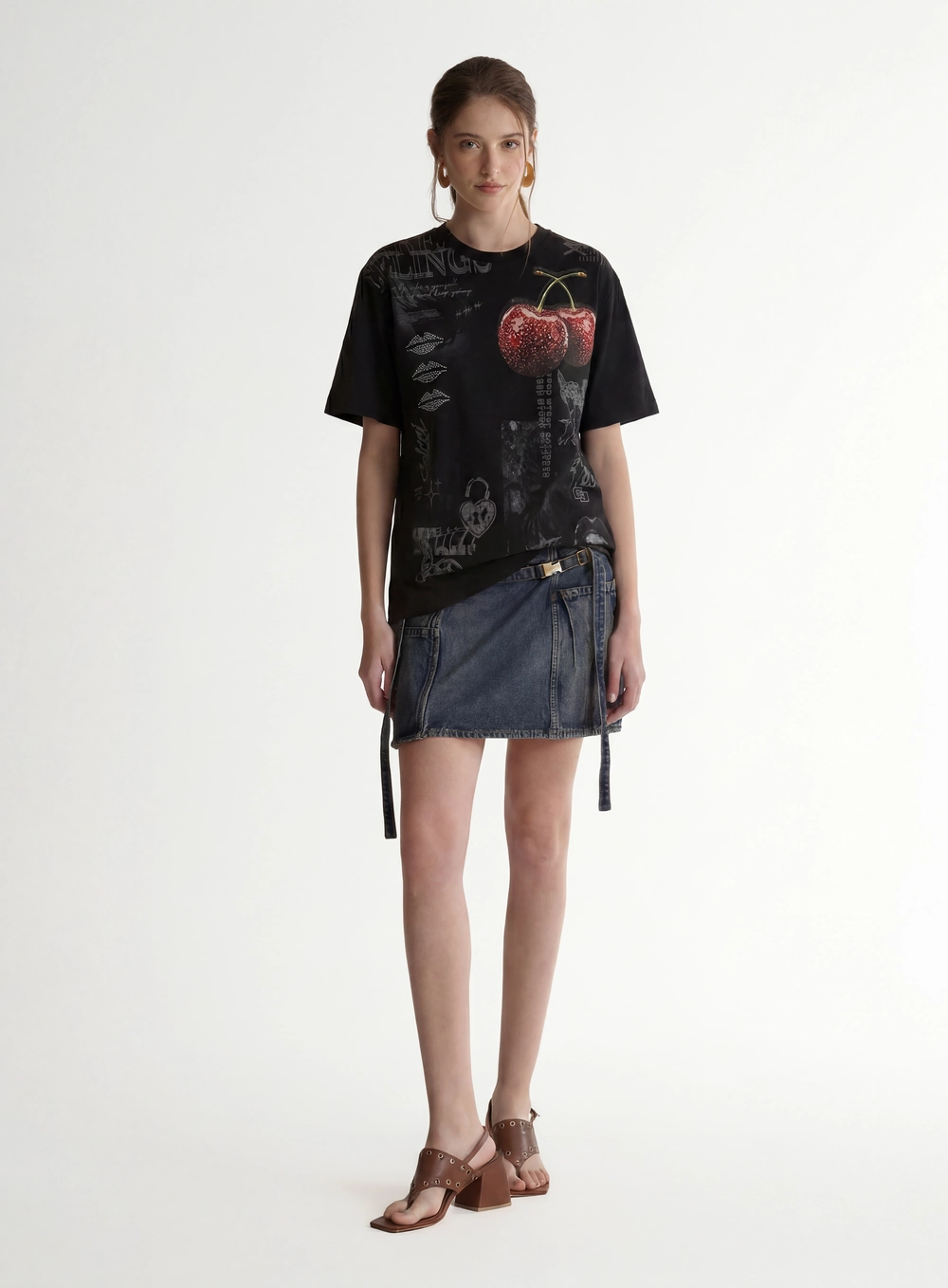 Camiseta Feminina Oversized Com Estampas Gráficas Preto