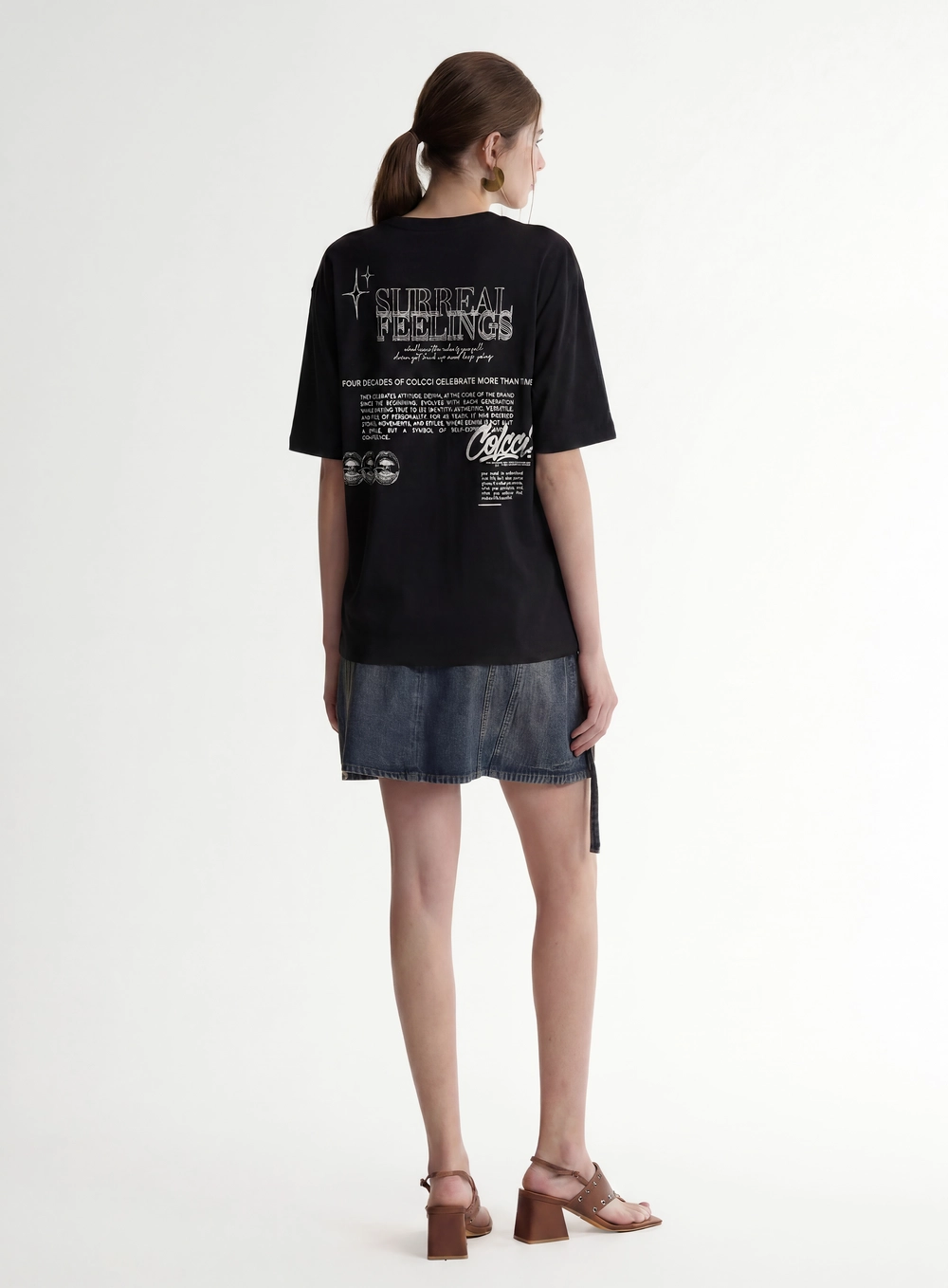 Camiseta Feminina Oversized Com Estampas Gráficas Preto