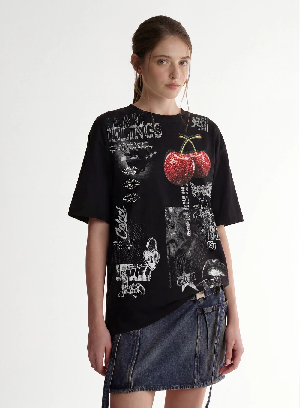 Camiseta Feminina Oversized Com Estampas Gráficas Preto